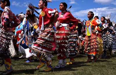 tańczące kobiety w strojach rdzennych indian amerykańskich